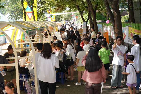 '다다페스타'가 열린 석관초등학교 앞 거리에 축제를 즐기는 인파가 가득차 있다. ⓒ성북구