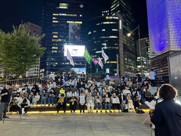  ‘딥페이크 성범죄 OUT 공동행동’은 지난 27일 오후 7시 강남역 10번 출구 인근에서 말하기 대회 ‘분노의 불길’을 열었다.ⓒ서울여성회