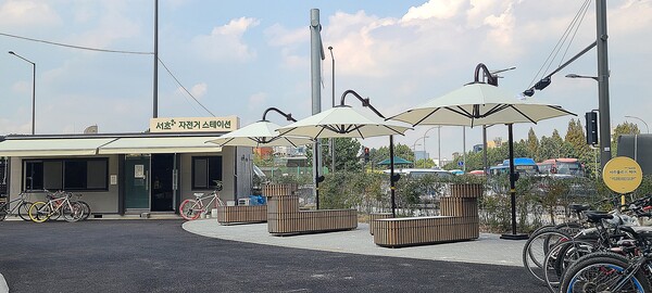 양재역 5번출구 앞 ‘말죽거리 작은무대’에 설치된 '서리풀리스 체어' ⓒ서초구