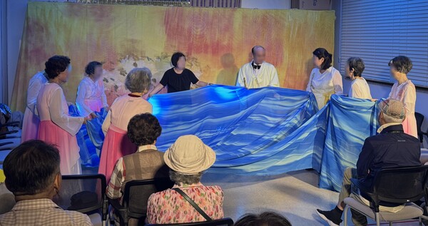 경기 과천시(시장 신계용)은 치매 고위험군 어르신들이 자신의 이야기를 소재로 직접 만든 치매 예방 연극 ‘랄랄라 청춘극장’을 선보였다. ⓒ과천시