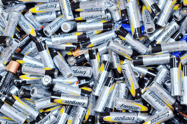 경북 청송군(군수 윤경희)은 환경오염 예방과 금속자원의 재활용을 위해 이달부터 11월까지 폐건전지를 새건전지로 교환해주는 사업을 추진한다. ⓒ청송군