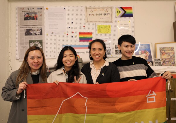 혼인평등권 운동을 중심에서 이끈 ‘무지개평등권빅플랫폼’ 활동가들을 지난 4월 8일 서울 마포구 ‘행동하는성소수자인권연대’ 사무실에서 만났다. 왼쪽부터 만 시우, 웡웡, 조이스 텅, 레오 첸. ⓒ신다인 기자