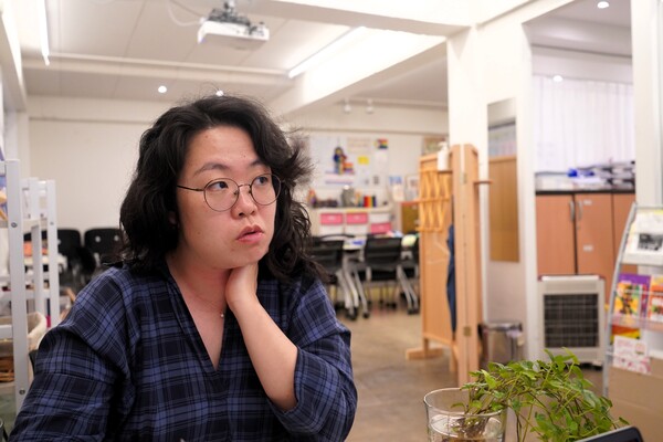 서울 마포구 ‘행동하는성소수자인권연대’ 사무실에서 이호림 모두의결혼 활동가와 인터뷰를 진행했다. ⓒ신다인 기자