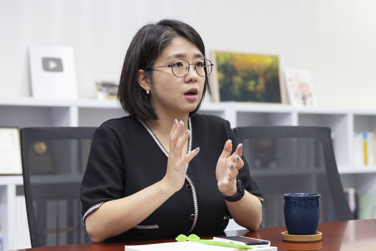 용혜인 기본소득당 대표가 7월 26일 서울 여의도 국회 의원회관에서 여성신문과 인터뷰하고 있다. ⓒ여성신문