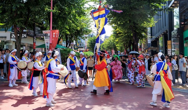 지난 9월 추석을 맞아 홍대 입구에서 펼쳐진 사물놀이 공연 ⓒ마포구
