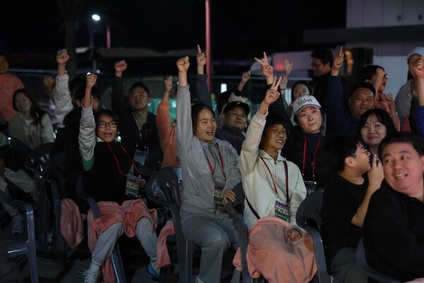 ‘제1회 엄빠랑 캠핑가자, 가족사랑캠프’에 참가한 가족들이 레크레이션을 즐기고 있는 모습 ⓒ마포구