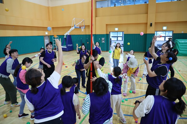 가족운동회에 참여한 가족들이 박터뜨리기 놀이를 하고 있는 모습 ⓒ마포구
