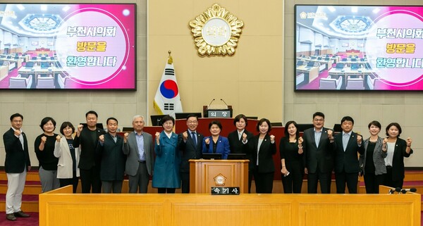 '기발한 연구회'가 부천시의회 본회의장에서 방문 기념촬영을 하고 있다. ⓒ부천시의회