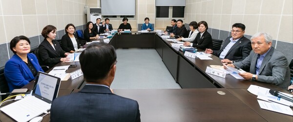 이번 '기발한 연구회' 세미나에 참여한 기초의원들 모습. 김명희 7기 회장(왼쪽줄 첫번째, 강북구의회 의장)과 변녹진 1기 회장(오른쪽줄 첫번째, 전 서대문구의회 의장)이 함께 했다. ⓒ부천시의회