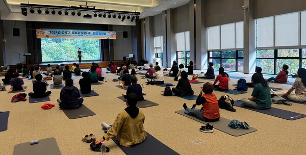 신체 이완 프로그램을 참여하고 있는 성북구 자원봉사자들 모습 ⓒ성북구