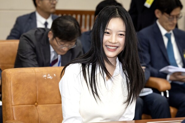 뉴진스 멤버 하니 팜이 15일 오후 서울 여의도 국회에서 열린 환경노동위원회의 경제사회노동위원회, 중앙노동위원회, 최저임금위원회 등에 대한 국정감사에서 직장 내 괴롭힘 문제와 관련해 증언하고 있다. ⓒ연합뉴스