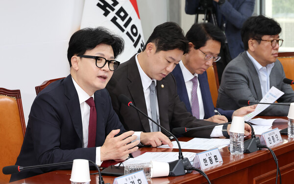 국민의힘 한동훈 대표(왼쪽)가 17일 오전 국회에서 열린 최고위원회의에서 발언하고 있다.  ⓒ연합뉴스