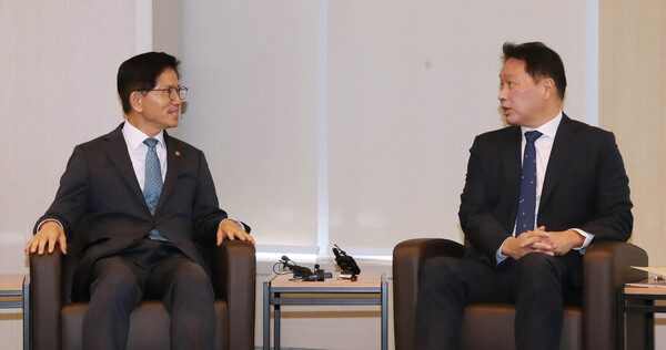 최태원 대한상의 회장(오른쪽)과 김문수 고용노동부 장관이 노동시장 현황에 대해 논의하고 있다.  ⓒ대한상공회의소