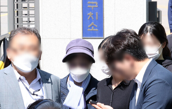 통장 잔고 증명서 위조 혐의 등으로 작년 7월 징역 1년을 선고받고 복역 중이던 윤석열 대통령의 장모 최은순 씨가 14일 오전 가석방 돼 서울동부구치소를 나서고 있다. ⓒ연합뉴스