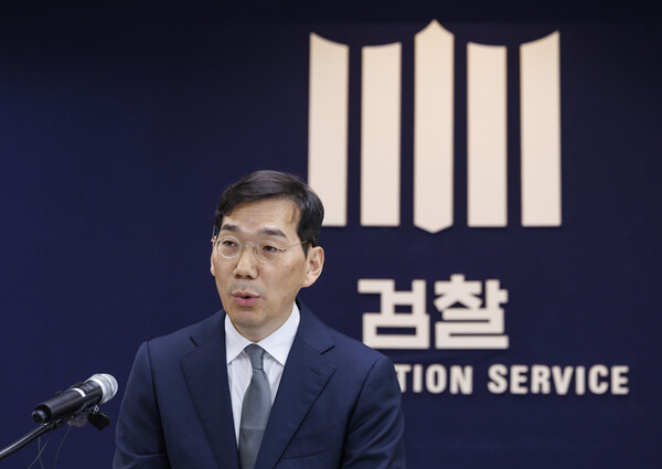 조상원 서울중앙지검 4차장이 17일 오전 서울 서초구 서울중앙지검에서 윤석열 대통령 부인 김건희 여사의 도이치모터스 시세조종 가담 의혹 사건 관련 수사결과를 발표하고 있다. ⓒ연합뉴스