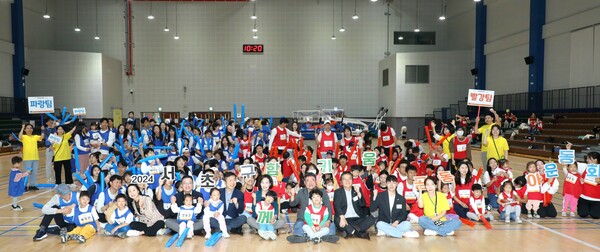 '함께키움 공동육아 운동회'에 참가한 가족들이 전성수 서초구청장과 함께 기념 촬영을 하고 있다. ⓒ서초구