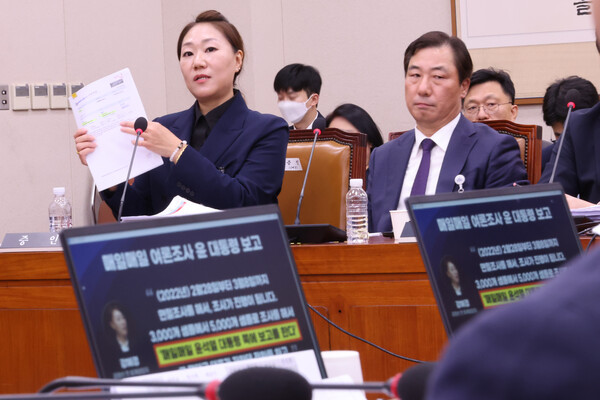 김건희 여사의 ‘공천개입 의혹’을 제기한 강혜경 씨가 21일 오후 국회에서 열린 법제사법위원회의 대검찰청 대상 국정감사에서 더불어민주당 전현희 의원의 질의에 답하고 있다. ⓒ연합뉴스