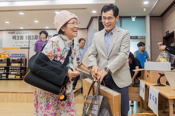 지난 7월 1동 1푸드마켓(목3동) 개소식에서 이기재 양천구청장이 구민과 함께 환하게 웃고 있다. ⓒ양천구