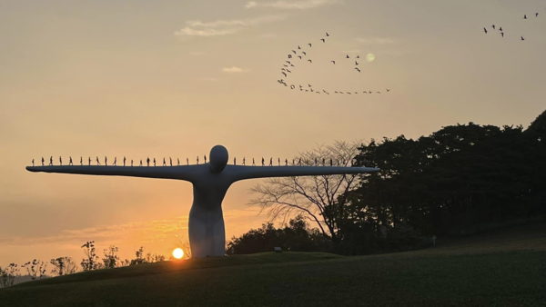 산이정원의 랜드마크라 할 수 있는 유영호 작가의 'Bridge of Human' 작품. ⓒ산이정원