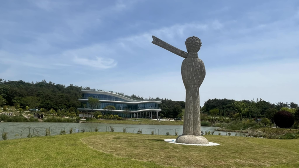 맞이정원 옆에 놓인 어린왕자 조각상. 뒤로는 복합문화공간인 ‘가든 뮤지엄’이 보인다. ⓒ산이정원