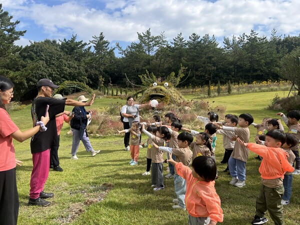 산이정원을 즐기는 관람객. ⓒ산이정원