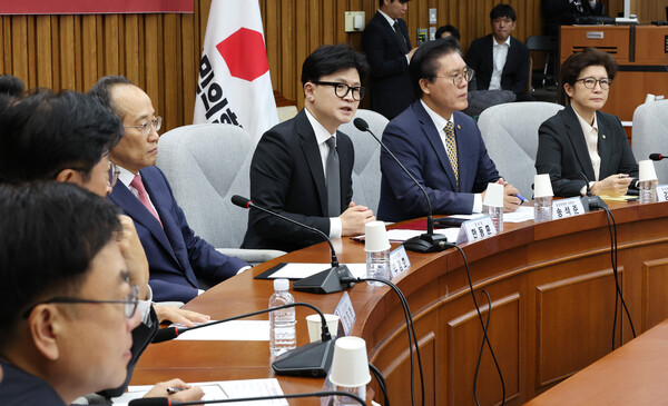 국민의힘 한동훈 대표(가운데)가 23일 오전 국회에서 열린 확대당직자회의에서 발언하고 있다.  ⓒ연합뉴스