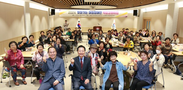 경상북도여성장애인복지관23일 울릉군 한마음회관에서 '여성장애인 대상 찾아가는 복지관' 행사를 개최했다. 경북도내 복지서비스 공백을 없애고자 도서·벽지 여성장애인을 대상으로 평생교육 등 복지서비스를 제공하고 있다. 남한권 울릉군수와 남진복 경상북도의원이 참석했다.  ⓒ경상북도여성장애인복지관