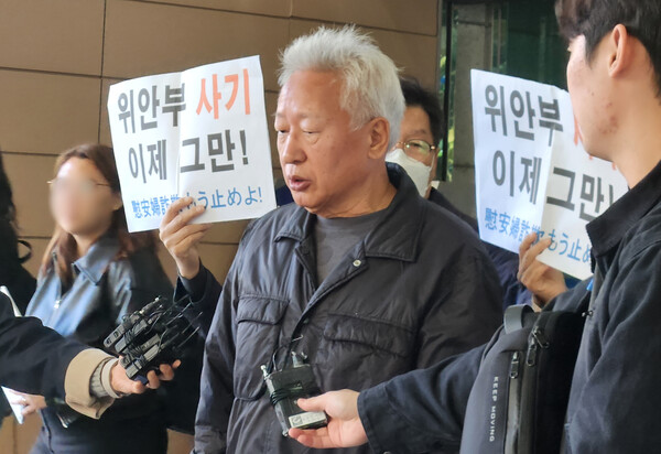 류석춘 전 연세대학교 교수가 24일 서울 마포구 서울서부지법에서 열린 ‘위안부 매춘’ 발언 관련 항소심 선고 공판에 출석한 뒤 취재진에게 발언하고 있다. ⓒ연합뉴스