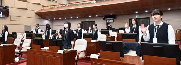 경남도의회 '청소년 모의의회'에 참여중인 마산여중 학생들 ⓒ경남도의회