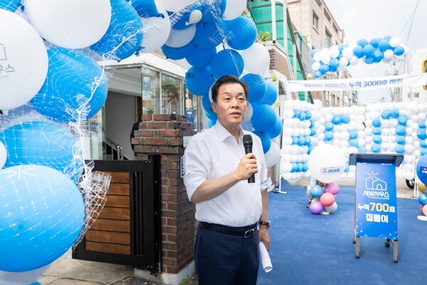 '새빛하우스' 누적 700호 집들이에서 이재준 수원시장이 발언하고 있는 모습 ⓒ수원시