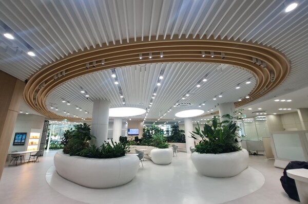 2024년 조경대상 및 적극행정 등의 상을 받은 수원시 새빛민원실. 전국에서 벤치마킹이 쇄도하고 있다.  ⓒ여성신문