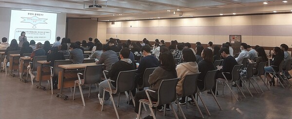 경기 이천시(시장 김경희)가 지난 24일 여성친화도시 조성을 위해 공무원 100여 명을 대상으로 교육을 실시했다.  ⓒ이천시