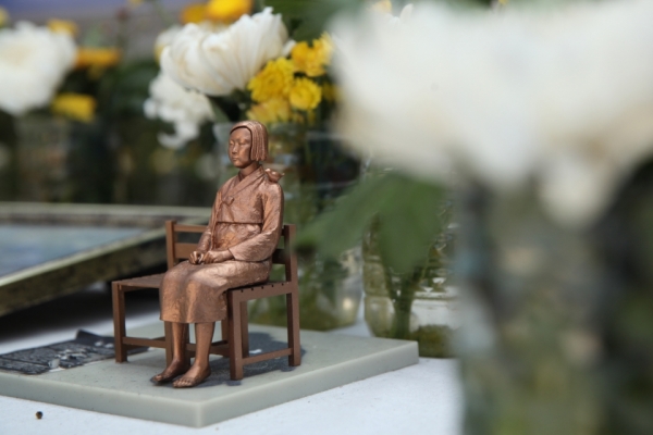 서울 종로구 일본대사관 앞 일본군‘위안부’ 할머니 추모 공간에 놓인 소녀상. ⓒ홍수형 기자