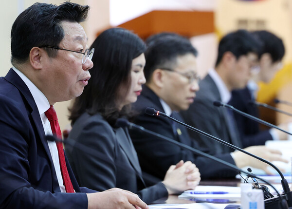 주형환 저출산고령사회위원회 부위원장이 30일 서울 종로구 정부서울청사에서 열린 제5차 인구비상대책회의에서 발언하고 있다.  ⓒ연합뉴스