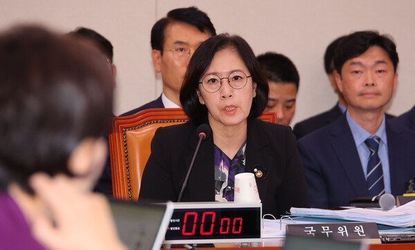 신영숙 여성가족부 장관 직무대행이 30일 오전 서울 국회에서 열린 여성가족위원회 국정감사에서 의원 질의에 답하고 있다. ⓒ연합뉴스