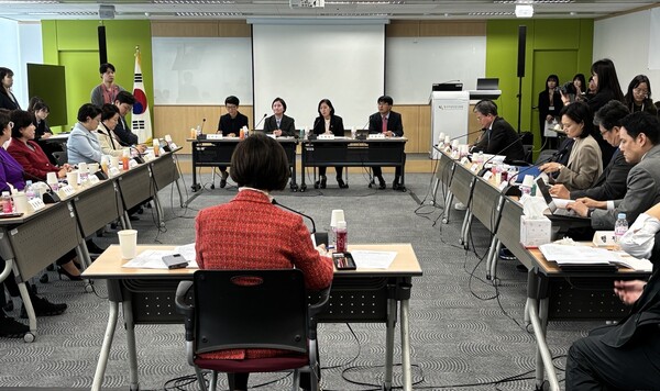 31일 서울 중구 한국여성인권진흥원 디지털성범죄피해자지원센터에서 국회 여성가족위원회 국정감사 현장시찰이 진행됐다. 가운데 왼쪽부터 김미순 한국여성인권진흥원 인권보호본부장, 신보라 한국여성인권진흥원 원장, 신영숙 여성가족부 차관, 조용수 여성가족부 권익증진국장 전담직무대리. ⓒ김세원 기자