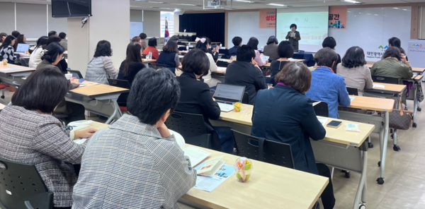 김인식  대전시사회서비스원 원장이 1일  ‘2024년 대전·세종 성주류화 제도 발전 포럼'에 참석해 축사를 하고 있다.  ⓒ대전세종성별영향평가센터