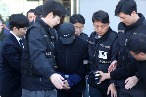 여성 군무원을 살해한 뒤 시신을 훼손하고 강원 화천군 북한강에 유기한 현역 군 장교가 5일 오전 춘천지법에서 열린 구속 전 피의자 심문(영장실질심사)이 끝난 뒤 호송차로 향하고 있다.  ⓒ연합뉴스