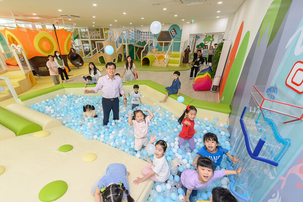 ‘서울형 키즈카페 신정7동점(5색깔깔KIDS)’에서 이기재 양천구청장과 아이들이 웃고 있다. ⓒ양천구