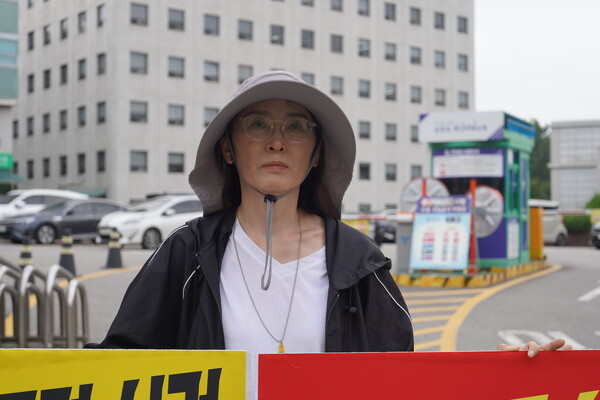 서울시교육청 앞에서 농성 중인 지혜복 교사. 지 교사는 지난 1월부터 서울시교육청 앞에서 8개월 넘게 1인 시위를 진행 중이다. ⓒ신다인 기자 