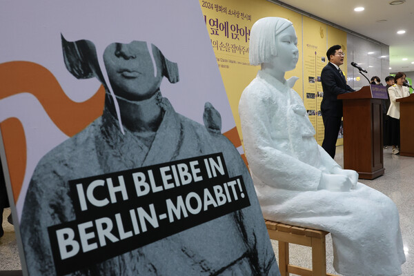 12일 오전 서울 여의도 국회 의원회관에서 열린 2024 평화의 소녀상 전시회 및 세미나 '내 옆에 앉아봐 - 아리의 손을 잡아주세요'에서 더불어민주당 박찬대 원내대표가 철거 위기에 놓인 베를린 평화의 소녀상의 보존 필요성을 강조하고 있다.  ⓒ연합뉴스