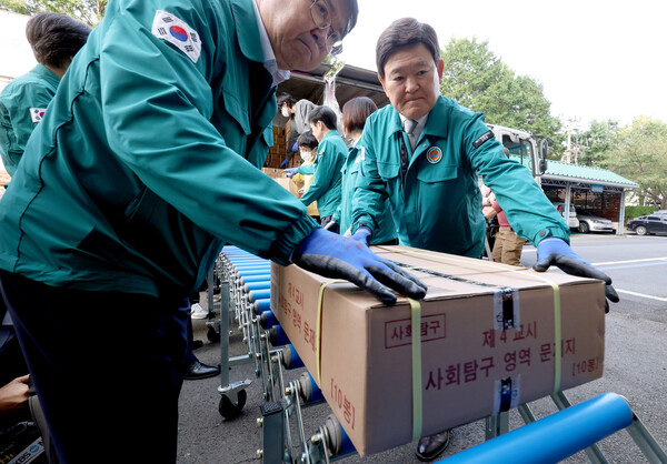 2025학년도 대학수학능력시험을 이틀 앞둔 12일 오후 제주에 도착한 수능 문답지를 김광수(오른쪽 첫번째) 교육감 등 교육청 관계자들이 보관 장소로 옮기고 있다.  ⓒ연합뉴스