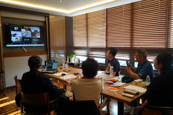 지난 8일 여성신문과 공공운수노조 서울시사회서비스원지부가 ‘한일요양보호사 대담: 돌봄 노동의 가치를 찾아서’를 공동 주최했다. 대담에는 일본 재가요양보호사 국가배상청구 소송의 원고인 이토 미도리씨, 후지와라 루카씨, 사토 쇼코씨와 한국 서울시사회서비스원에서 방문 요양보호사로 일했던 성혜숙씨, 서문희씨, 김영구씨가 참석했다. 통역으로 이혜진 경남연구원 연구위원이 참여했다. ⓒ신다인 기자