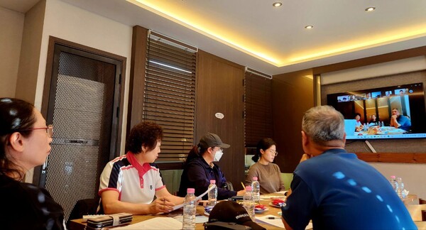 지난 8일 여성신문과 공공운수노조 서울시사회서비스원지부가 ‘한일요양보호사 대담: 돌봄 노동의 가치를 찾아서’를 공동 주최했다. 대담에는 일본 재가요양보호사 국가배상청구 소송의 원고인 이토 미도리씨, 후지와라 루카씨, 사토 쇼코씨와 한국 서울시사회서비스원에서 방문 요양보호사로 일했던 성혜숙씨, 서문희씨, 김영구씨가 참석했다. 통역으로 이혜진 경남연구원 연구위원이 참여했다. ⓒ공공운수노조