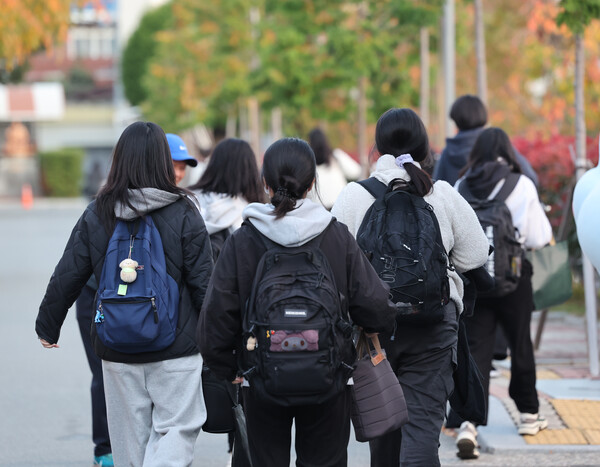 2025학년도 대학수학능력시험일인 14일 오전 울산시 남구 울산여고에 마련된 시험장으로 수험생들이 들어서고 있다.  ⓒ연합뉴스