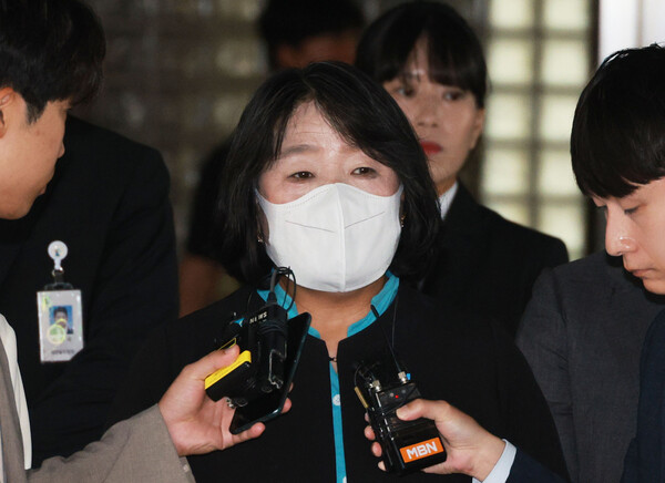 한국정신대문제대책협의회 후원금을 횡령한 혐의로 재판에 넘겨진 윤미향 전 의원에게 대법원에서 유죄가 확정됐다. 검찰이 기소한 지 4년 만의 결론이다. 사진은 윤 전 의원이 2023년 9월 서울 서초동 고등법원에서 열린 2심 선고 공판에 출석한 뒤 취재진 질문에 답하는 모습. ⓒ연합뉴스