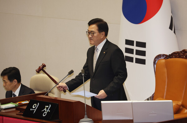 우원식 국회의장이 14일 국회 본회의에서 의사봉을 두드리고 있다.  ⓒ연합뉴스