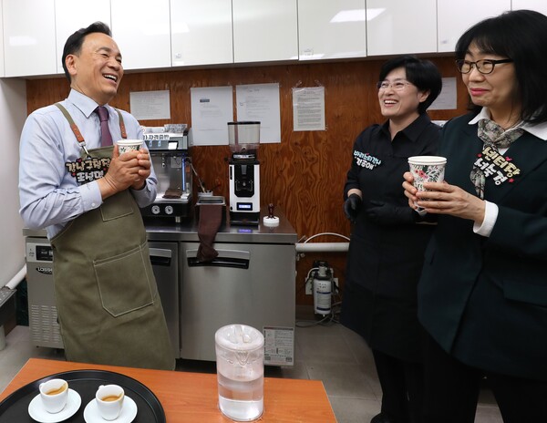 조성명 강남구청장이 강남구여성능력개발센터에서 경력이음여성 30여 명이 참여한 가운데 ‘주민 소통회’를 개최했다. ⓒ강남구