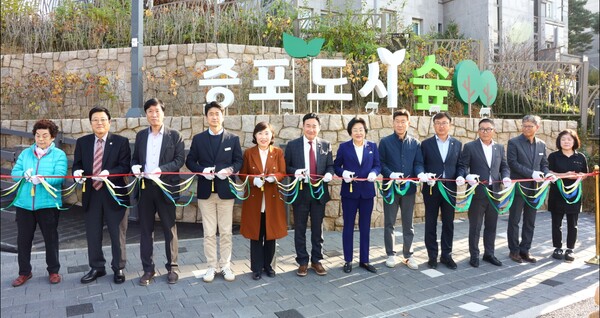 지난 15일 김경희 이천시장(왼쪽 일곱 번째)이 증포 도시숲 준공식에 참여했다. ⓒ이천시