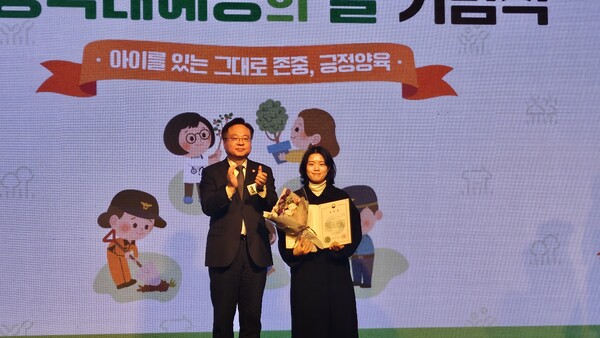 여성신문 신다인 기자가 지난 19일 서울 중구 웨스틴조선 서울 그랜드볼룸에서 열린 ‘제18회 아동학대예방의 날 기념식'에서 ‘제1회 아동학대예방 우수보도’을 수상했다.ⓒ여성신문